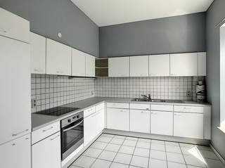 Zoekt u een ruim appartement met 2 slaapkamers in centrum Oudenaarde? Dan is deze topper iets voor u!<br /><br />Dit ruime, lichtrijke appartement is gelegen in het centrum van Bevere, vlakbij het station. Tal van winkels en de markt van Oudenaarde bevinden zich op wandelafstand. <br /><br />Er wordt nog een warmtepomp geïnstalleerd ter vervanging van de elektrische verwarming. <br /><br />INDELING:<br />- inkomhal met gastentoilet<br />- ruime leefruimte<br />- geïnstalleerde keuken <br />- badkamer voorzien van dubbele lavabo en ligbad<br />- slaapkamer 1<br />- slaapkamer 2<br />- berging<br />- terras<br /><br /><br />TROEVEN:<br />+ zeer ruime leefruimte en keuken <br />+ vlakbij het station <br />+ winkels op wandelafstand <br /><br />De snelste manier om een bezoek te brengen aan deze woning? Vraag je bezoek aan via de rode knop op onze website (www.dewaele.com) en je wordt gecontacteerd door onze verhuurexpert. Telefonisch kunnen er geen afspraken gemaakt worden. Bij andere vragen kun je ons telefonisch contacteren via 055 20 80 20.<br />
