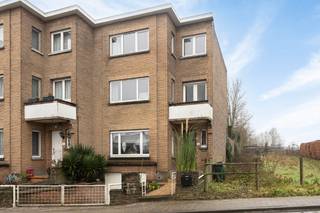 Bent u op zoek naar een ruime woning met karakter, een rustige ligging en tal van mogelijkheden? Deze charmante woning zal u meteen weten...