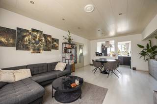 Appartement op centrale locatie te Kapellen. Indeling: inkomhal, vervolgens de leefruimte met nieuwe, open keuken voorzien van alle comfort: inductiekookplaat, dampkap, ingebouwde ijskast en vriezer, vaatwasmachine en spoelbak. Verder zijn er 2 slaapkamers aanwezig. De badkamer is voorzien van een douche, toilet en lavabo. Mooi groot terras. Op het gelijkvloers is er een afzonderlijke berging met aansluiting voor wasmachine. Algemeen: vrij op 01/10/2026 - gemeenschappelijke fietsenstalling aanwezig - vaste kosten zijn 175 EUR/maand inclusief verwarming, water, onderhoud en elektriciteit van de gemene delen - voldoende parkeergelegenheid in de buurt! Wenst u meer informatie en/of een bezichtiging? Stuur een mailtje naar info@vastgoed03.be