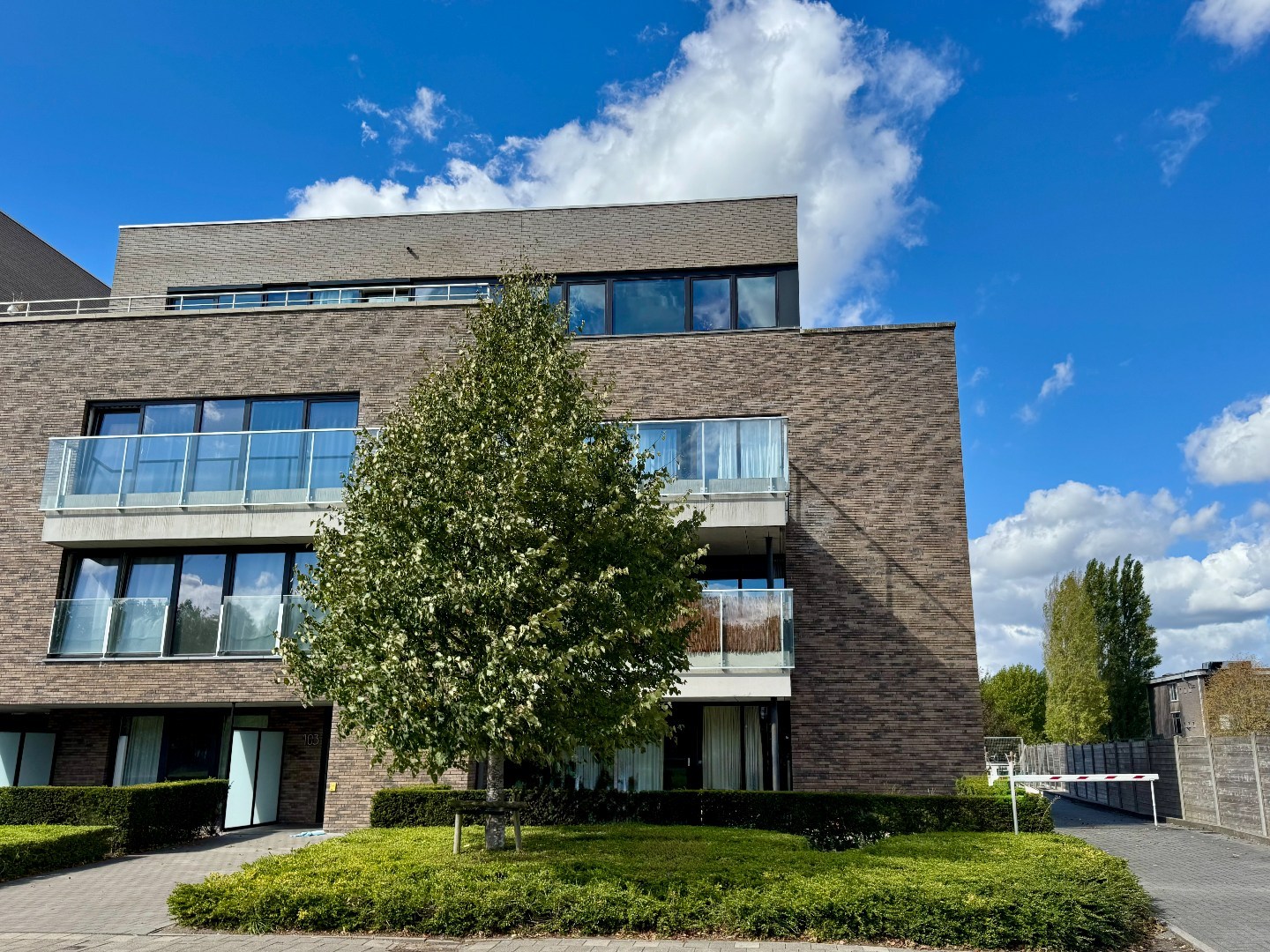 Instapklaar luxeappartement met zonnig terras in groen Zwijnaarde - foto 1