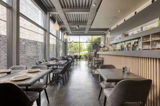 Op een perceel van 990 m² staat dit veelzijdige gebouw met moderne, industriële look te koop. Momenteel wordt dit pand uitgebaat als een...