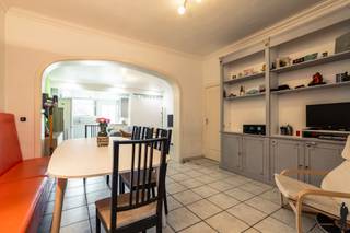 <span><span><strong>Deze rustig gelegen stadswoning, vlakbij de jachthaven van Turnhout, beschikt over o.a. drie slaapkamers, een recent vernieuwde badkamer en een inpandige garage. De woning is gelegen op een zuidgeoriënteerd perceel van ca. 142 m² en beschikt over een aangename, privatieve stadstuin. EPC-score van 306 kWh/m²/jaar (energielabel D).</strong><span><br /><br />Gelijkvloerse verdieping:</span> </span></span>Binnenkomst via een ruime inkomhal met rechts toegang tot de inpandige garage, voorzien van een automatische poort (2020). Vanuit de inkomhal heeft men tevens toegang tot de ruime en lichtrijke woonkamer, opgedeeld in een eetkamer en een gezellige zithoek. Deze leefruimte is uitgerust met een pelletkachel die zorgt voor extra warmte en sfeer.<br /><br />Achteraan bevindt zich de open keuken, ingericht met een gasvuur met dampkap, dubbele spoelbak en vaatwasser (geplaatst in de veranda). Aansluitend is er de recent vernieuwde badkamer (2023), voorzien van een toilet, wastafel en inloopdouche.<br /><br />Verder grenst aan de woonkamer een praktische veranda, waar de was- en droogapparatuur opgesteld staan en die extra bergruimte biedt.<br /><br /><span><span>Eerste verdieping:</span> Vanuit de woonkamer leidt de trap naar de eerste verdieping. Hier bevinden zich drie volwaardige slaapkamers. Via de hoofdslaapkamer heeft men, via een vaste trap, toegang tot een praktische bergzolder, ideaal voor het stockeren van extra spullen.<br /><br /><span>Buitengebeuren:</span> Gezellige, privatieve stadstuin, ideaal zuidgeoriënteerd en perfect om in alle rust van het buitenleven te genieten. Vooraan de woning is er bovendien de mogelijkheid om een wagen te parkeren voor de garage.<br /><span><br />Bijzonderheden:</span> <br />- Centrale verwarming op aardgas <br />- Pelletkachel <br /></span><span>- Platte daken vernieuwd en geïsoleerd</span><span> </span><span>(2024) </span><br /><span><span>- Hoofddak geïsoleerd (2024)<br /></span></span>- Dakgoten recent vernieuwd<br />- Rolluiken aanwezig<br />- Glasvezel (fiber) aanwezig in de woning<br /><br />Bekijk deze woning via onze virtual tour: https://tour.giraffe360.com/da54f8c1154340f6b178309d6fd0c52b