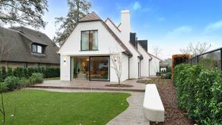 Exclusieve, volledig gerenoveerde villa op rustige ligging in KnokkeOp een discreet en rustig gelegen perceel in Knokke bevindt zich deze...