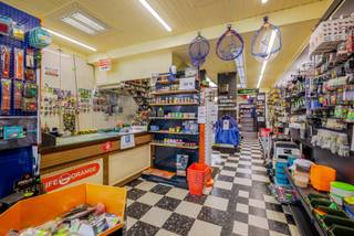 EMPLACEMENT<br /><br />Cette maison de commerce polyvalente, au fort potentiel commercial, est située sur l'Einde Were, à seulement quelques minutes du centre historique de Gand. Vous trouverez à proximité immédiate un large choix de magasins, de supermarchés, d'écoles, de restaurants et de lieux de détente.<br /><br />Son excellente accessibilité est un atout majeur : les transports en commun, la R40 et les autoroutes E17/E40 se trouvent à proximité, ce qui vous permet de rejoindre sans difficulté n'importe quelle destination. De plus, vous bénéficiez de nombreux espaces verts accessibles à pied, tels que le Groenevalleipark, la Coupure et la réserve naturelle de Bourgoyen. Excellent score Mobiscore : 9,4/10<br /><br />AGENCEMENT<br /><br />En entrant dans cette spacieuse maison de commerce (248 m²) offrant une vue dégagée, vous êtes immédiatement accueilli dans un vaste espace commercial d'environ 70 m². Les grandes baies vitrées assurent ici une abondance de lumière naturelle et une excellente visibilité, ce qui est idéal pour diverses activités commerciales telles qu'un magasin, un bureau ou un cabinet. Vous trouverez ensuite une cuisine équipée, une première salle de bains et des toilettes séparées.<br /><br />Il y a également une terrasse couverte orientée sud-ouest où vous pourrez profiter pleinement de la lumière. Cette terrasse donne accès à un garage exceptionnellement spacieux pouvant accueillir jusqu’à 4 voitures, donnant sur l’Overzet. Le garage dispose en outre d’un étage supplémentaire, idéal comme espace de rangement.<br /><br />Au premier étage se trouvent deux pièces spacieuses, qui font également partie de l'espace commercial. Le deuxième étage compte également deux pièces spacieuses dotées d'un charmant parquet. Au troisième étage, vous trouverez une chambre supplémentaire et une salle de bains entièrement équipée avec douche et toilettes. Enfin, la maison dispose d'une cave sèche.<br /><br />Grâce à 14 panneaux solaires, une pompe à chaleur, la climatisation et un vitrage à haut rendement, vous bénéficiez d'un PEB avantageux et d'un confort de vie économe en énergie.<br /><br />ATTOUTS<br /><br />- Grand garage pour 4 voitures<br />- Maison économe en énergie<br />- De nombreuses possibilités grâce à de grandes surfaces et à un agencement flexible<br /><br />Ne manquez pas cette opportunité ! Contactez Arthur dès aujourd'hui au +32 473 90 90 94 pour prendre rendez-vous.