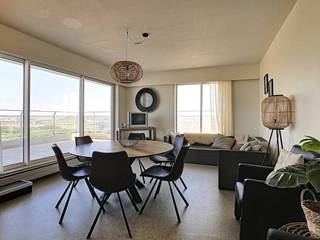 Prachtig 2 slaapkamer appartement voorzien van een ruim terras (55m²) en prachtig zicht op zee en duinen te huur te Middelkerke. Het ruim...