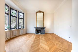 Deze recent volledig gerenoveerde woning combineert stijl, comfort en authentieke elementen. Gelegen op een prime locatie, biedt het pand...