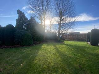 <p><strong>Ben je op zoek naar een ruim perceel voor het bouwen van een vrijstaande woning? Dan is deze bouwgrond van 856 m² de ideale plek voor jouw toekomstplannen. Dankzij de gunstige ligging langs een vernieuwde verbindingsweg geniet je van een vlotte bereikbaarheid. Het centrum van Lier, omliggende gemeenten en belangrijke invalswegen liggen vlakbij, zodat je comfortabel woont met alle voorzieningen binnen handbereik.</strong></p><p></p><p><strong>Bouw je droomwoning</strong></p><p>Met een royale oppervlakte van 856 m² krijg je alle ruimte om jouw woonplannen waar te maken. De grond is bestemd voor een open bebouwing, waardoor je een ruime vrijstaande woning met tuin kunt realiseren. Ook een praktijkruimte of een bureau aan huis behoort tot de mogelijkheden. Groots dromen is hier toegestaan. </p><p></p><p><strong>Een perceel met heel wat mogelijkheden</strong></p><p>Een extra troef? Op deze bouwgrond rust geen bouwverplichting. Je bent dus niet verplicht om meteen te bouwen en krijgt alle tijd om jouw plannen rustig te laten rijpen. Of je nu al een concreet bouwproject voor ogen hebt of liever eerst alle opties afweegt, hier bepaal je zelf het tempo. De combinatie van de mooie oppervlakte, de mogelijkheid tot open bebouwing en de vlot bereikbare ligging maken dit perceel een interessante investering, waar je ook op lange termijn de vruchten van plukt. </p><p> </p><p><strong>Vraag gerust naar de bouwvoorschriften, we informeren u graag verder. </strong></p><p><strong>Lier@ugly.be</strong></p><p></p>