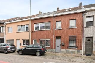 WONING TONGEREN-BORGLOON: CHARMANT EIGENDOM MET POTENTIEEL EPC-B Deze aantrekkelijke rijwoning nabij het centrum Tongeren biedt een solide basis voor...