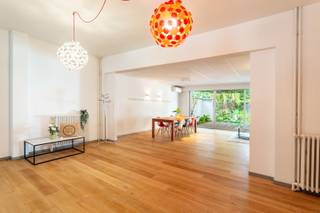 Unieke duplexwoning ontworpen door Léon Stynen<br /><br />Hier woon je uiterst centraal met een uitzonderlijk vlotte bereikbaarheid. Winkels, openbaar vervoer en grote invalswegen liggen vlakbij, en voor ontspanning zijn het Vinkenhof, Harmoniepark en Albertpark op wandelafstand. Kortom: een absolute toplocatie!<br />De woning kan zowel via de gelijkvloerse als de eerste verdieping worden betreden – ideaal voor wie een thuiskantoor of aparte ruimte nodig heeft. Op het gelijkvloers vind je een multifunctionele ruimte van ca. 67 m², een berging en een afzonderlijk toilet. De eerste verdieping is uitzonderlijk lichtrijk en biedt een prachtig zicht op de tuin. Hier bevinden zich een sfeervolle zithoek, een open ruimte (eenvoudig om te vormen tot 2 slaapkamers met badkamer), een afzonderlijk toilet, een wasplaats en de eetkamer met volledig geïnstalleerde keuken. Aansluitend ligt een zonnig terras met trap naar de tuin.<br />De absolute blikvanger is de aangelegde tuin van ca. 140 m² met veel zon, groen en een vijverpartij: een ware oase van rust midden in de stad. Verder zijn er nog een gemeenschappelijke kelder en fietsenberging.<br /><br />Bijzonderheden: <br />•Architectuur van Léon Stynen<br />•Talloze indelingsmogelijkheden<br />•Kleine mede-eigendom (slechts 1 ander appartement)<br />•Gunstige EPC-score<br />•Uitzonderlijk veel lichtinval en prachtige uitzichten<br />•Richtprijs: €765.000