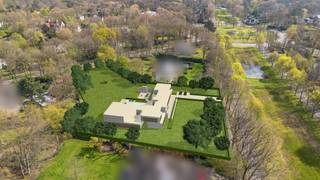 Een fantastisch perceel bouwgrond gelegen aan de gegeerde laan d' Oultremontlei. Heden is deze grond voorzien van een te verbouwen villa welke na vernieuwbouw/renovatie en mits het bekomen van een omgevingsvergunning een fantastisch strakke villa geeft (zie renders).<br /><br />De toekomstige vernieuwbouw (6% tarief mogelijk) is niet alleen aan en zeer mooie brede laan gelegen, bovendien biedt de grond veel potentieel naar uitbreiding: zeer royale bouwzone!) én is deze gelegen op een uniek zonnig georiënteerd perceel (weinig bomenstand dus veel licht!). Energetisch is de huidige villa reeds voorzien van van zonnepanelen en thuisbatterijen maar bij vernieuwbouw kan dit alleen nog maar geoptimaliseerd worden! <br /><br />Deze huidige villa heeft ca. 640 m² bewoonbare oppervlakte én staat centraal ingeplant op de grond van ca. 5.463 m² én geniet van een mooie tuin voorzien van statige oude bomen welke alle nodige privacy biedt., welke men na een kronkelende lange oprijlaan bereikt. De voorgestelde render brengt de oprit naar de Frilinglei wat maakt dat u een diepe en prachtige en uiterst rustige achtertuin heeft aan de d'Oultremontlei. De straatzijde aan de kant van de Frilinglei bedraagt ruim 61 meter!<br /><br />Het perceel heeft aan de D'Oultremontlei een straatbreedte van ca. 29 meter.<br /><br />Volgens de huidige voorschriften kan men de villa vernieuwbouwen<br />Bouwzone (zie stippellijn op de inplanting): <br />Maximale bouwbreedte: 44 meter<br />Maximale bouwdiepte: 30 meter<br />Maximale bouwoppervlakte = 650m² per verdieping.<br /><br />Bovenstaande informatie is gebaseerd op de B.P.A. voorschriften.<br />Bijzonder Plan van Aanleg (BPA) Naam NR40 MARIABURG 4 Datum goedkeuring 14/03/1975