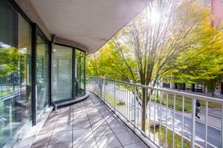 <p><strong>Ruim en lichtrijk appartement met groot terras op toplocatie in Berchem</strong></p>
<p>Op een ideale locatie vlak bij trendy hotspots zoals het Groen Kwartier, ’t Pakt en Brouwerij De Koninck, vinden we dit ruime en lichtrijke appartement terug.</p>
<p>Het appartement bevindt zich op de eerste verdieping van een goed onderhouden gebouw en is vlot bereikbaar met de lift of trap. Binnen verwelkomt een ruime leefruimte je met grote raampartijen die zorgen voor een optimale lichtinval. Vanuit de leefruimte heb je bovendien directe toegang tot het aangename terras.</p>
<p>Aansluitend op de woonkamer bevindt zich een ingerichte keuken met aanpalende berging, waar ook de aansluitingen voor wasmachine en droogkast voorzien zijn.</p>
<p>Verder beschikt het appartement over een royale slaapkamer, ideaal als master bedroom met plaats voor een eigen dressinghoek. De twee extra kamers bieden tal van mogelijkheden en kunnen perfect dienen als logeerkamer, bureau of hobbyruimte.</p>
<p>Via de hal bereik je een ruime badkamer met ligbad, dubbele lavabo en toilet. Daarnaast is er nog een tweede, compacte badkamer met douche en lavabo, en een afzonderlijk gastentoilet, wat het wooncomfort compleet maakt.</p>
<p>Extra troef: er is de mogelijkheid om twee afzonderlijke garageboxen aan te kopen aan €32.000 per stuk, ideaal voor wie nood heeft aan extra parkeerruimte.</p>
<p>Dit appartement combineert ruimte, licht en comfort met een toplocatie in het hart van Berchem. Perfect voor wie graag rustig woont, maar toch alles binnen handbereik wil.</p>
<p>Bent u ook helemaal verkocht aan dit appartement?<br />Contacteer <strong>LISTED</strong>: +32 3 283 51 51.</p>
<p></p>