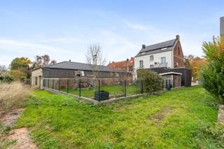 Goedgelegen TE RENOVEREN WONING met achteraan een POLYVALENTE ZAAL/FEESTZAAL/ATELIER, bereikbaar via achteruitweg!Overname aandelen.INDELING: inkom,...