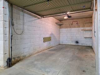 <span>Bevoorrechte locatie voor deze garage van ongeveer 15m2 net naast het Koninklijk Atheneum van Nijvel, op een paar minuten lopen van het stadscentrum en het treinstation. Het is gelegen in de kelder van het landgoed Grand'Bailly, in een complex van beveiligde parkeergelegenheid en garages waarvan de toegang gemakkelijk is en wordt afgesloten door een gemotoriseerde deur. Praktisch en functioneel, het heeft een elektrische deur en stroomvoorziening. Een ideaal alternatief om uw voertuig veilig weg te parkeren van diefstal en vandalisme, dicht bij alle voorzieningen, of voor pendelaars die 's ochtends niet meer in cirkels willen gaan om een gratis plek te vinden voordat ze hun trein nemen. Een kans om te grijpen in een buurt waar parkeren vaak een hindernisbaan is en waar parkeerboetes snel een aanzienlijk maandelijks budget kunnen vertegenwoordigen. Aantrekkelijke investering voor investeerders: beheergemak, lage onderhouds- en renovatiekosten, vraag ondersteund door arbeiders of bewoners zonder parkeerplaats, gemakkelijke wederverkoop in een bloeiende stad. Afmetingen: Lengte: 5,50 m - Maximale breedte: 2,26 m - Binnenbreedte: 2,80 m - Hoogte: 2,44 m. Gratis bezetting onmiddellijk.</span>