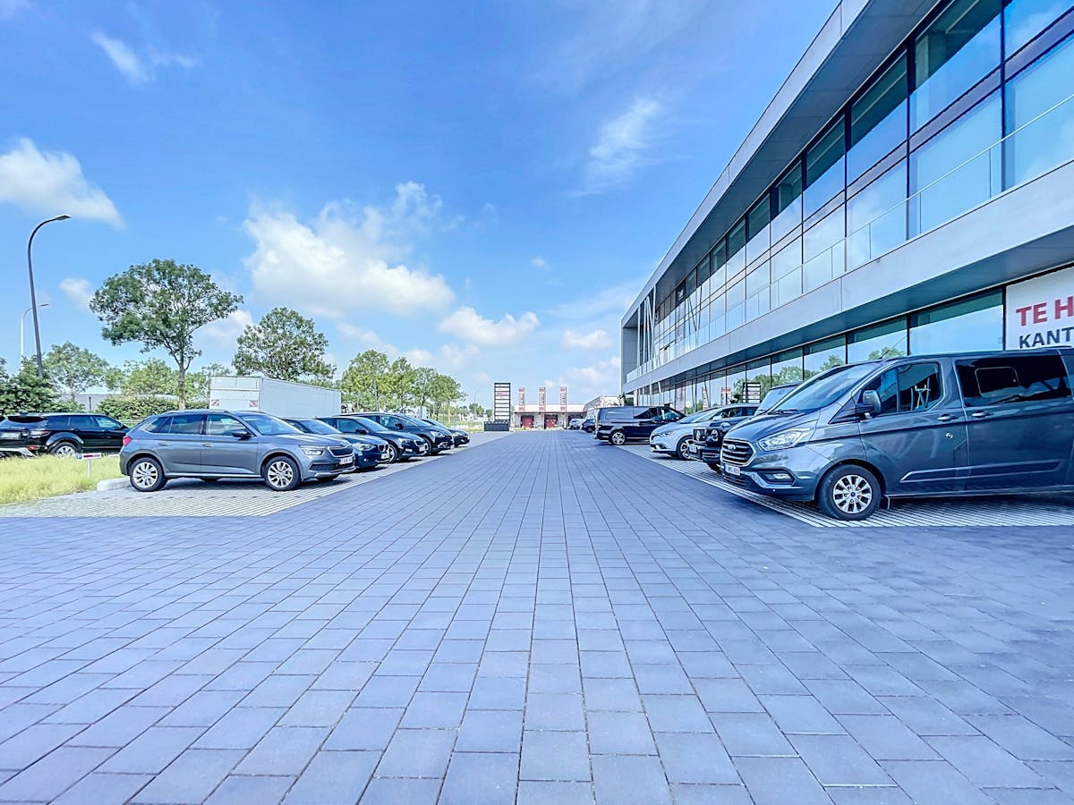 Bureau neuf haut de gamme (299 m²) à la sortie E17 à Zele - photo 3