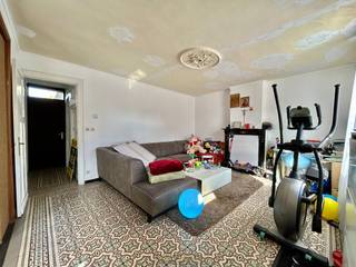 Cette propriété BIEN ENTRETENUE, située dans un QUARTIER RÉGULIER, est PRÊTE À EMÉNAGER. Elle bénéficie d'un EMPLACEMENT EXTRÊMEMENT PRATIQUE,...