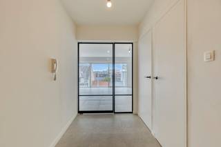 Ontdek dit volledig gerenoveerde appartement op een absolute toplocatie in het bruisende centrum van Roeselare. Gelegen op de 5e verdieping en toegankelijk via de Markt, geniet u hier van alle voorzieningen op wandelafstand: winkels, horeca, openbaar vervoer en tal van andere faciliteiten. Dankzij de lift bereikt u het appartement moeiteloos.<br /><br />Het appartement werd met veel oog voor detail en hoogwaardige materialen afgewerkt. De stijlvolle, volledig uitgeruste keuken vormt het hart van de woning en sluit naadloos aan op de lichtrijke leefruimte. De elegante stalen deur geeft het interieur een moderne en luxueuze uitstraling. Bovendien is het appartement volledig geschilderd, voorzien van comfortabele vloerverwarming en vernieuwde aluminium ramen, waardoor u meteen zorgeloos kunt intrekken.<br /><br />Indeling:<br /><br />Inkomhal met apart gastentoilet<br />Ruime en lichtrijke leefruimte met zit- en eethoek<br />Luxe, volledig uitgeruste keuken<br />Praktische berging met aansluiting en plaats voor wasmachine en droogkast<br />2 volwaardige slaapkamers<br />Stijlvolle badkamer met inloopdouche<br />2 balkons<br /><br />Extra troeven:<br /><br />Volledig gerenoveerd en instapklaar<br />Vloerverwarming<br />Vernieuwde aluminium ramen<br />Lift aanwezig<br />Mogelijkheid tot aankoop van een autostaanplaats in de kelder<br />Toegang via de Markt<br /><br />Opmerking: Tegen de authentieke akte worden nog enkele laatste afwerkingspunten uitgevoerd, zodat het appartement volledig afgewerkt wordt opgeleverd.<br /><br />Bent u op zoek naar een luxueus afgewerkt, energiezuinig en volledig instapklaar appartement op een absolute toplocatie in Roeselare? Dan is dit appartement beslist een bezoek waard. Neem vandaag nog contact met ons op voor een bezichtiging.<br /><br />Bestuursmaatregelen in het maatregelenregister: nee<br /><br />Deze AI-visualisaties zijn bedoeld als inspiratie. Er werd geen rekening gehouden met technische specificaties, stedenbouwkundige voorschriften of de concrete mogelijkheden tot realisatie.