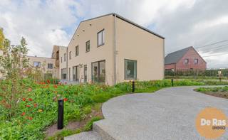 HERZELE - Ontdek <strong>Woonpark Truweel</strong>, een uniek woonproject in het hart van Herzele met 18 Bijna-Energie-Neutrale (BEN) woningen. Hier geniet je van toekomstgericht comfort, energiezuinig wonen en een aangename groene leefomgeving.<br /><br />
<h3><strong>Comfortabel &amp; toekomstgericht wonen</strong></h3>
Elke woning is uitgerust met de <strong>nieuwste technologieën</strong> voor een <strong>maximaal wooncomfort</strong> en een minimaal energieverbruik: geothermische warmtepomp met koeling, zonnepanelen, vloerverwarming in alle leefruimtes, ventilatiesysteem D met warmterecuperatie, regenwaterput, laadvoorziening voor elektrische wagen,... De woningen zijn <strong>licht, ruim en functioneel ingedeeld</strong> met hoogwaardige afwerking. Elke woning beschikt over een <strong>privéparkeerplaats </strong>en een aparte berging, ideaal voor fietsen, tuinmateriaal of extra opslagruimte.<br /><br />
<h3><strong>Samen genieten van groen &amp; ruimte</strong></h3>
Geniet van het beste van twee werelden: een <strong>ruime gemeenschappelijke tuin</strong> waar bewoners kunnen ontspannen, samenkomen of kinderen veilig kunnen spelen en <strong>een privé terras</strong> bij elke woning voor je eigen rustmomenten. Daarnaast is er een <strong>polyvalente ruimte</strong> op het domein, perfect als ontmoetingsplaats, coworking plek, of voor gemeenschappelijke activiteiten.<br /><br />
<h3><strong>Centrale ligging &amp; slimme investering</strong></h3>
Dankzij de uitstekende verbindingen ben je in een mum van tijd in <strong>Aalst, Zottegem of Gent</strong>. Zo woon je rustig en groen, zonder in te boeten op mobiliteit. Door het gunstig E-peil geniet je bovendien van korting op de onroerende voorheffing gedurende de eerste vijf jaar. <br /><br />Kortom: wonen zoals het hoort. Duurzaam, comfortabel en verbonden!<br /><br />Ontdek jouw nieuwe thuis vandaag! <br />Bel ons voor meer informatie of een bezoek: <strong>053 / 60 65 60</strong>.