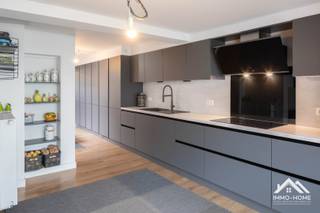 Aan de Rooigemlaan bevindt zich deze verzorgde en instapklare woning met een praktische indeling, hedendaags wooncomfort en een onderhoudsvriendelijke buitenruimte. Via de inkomhal bereikt u de lichtrijke woonkamer, die naadloos overgaat in de eetruimte. Grote raampartijen en lichtkoepels zorgen voor een aangename lichtinval. De aansluitende, moderne keuken is volledig ingericht en biedt voldoende kastruimte, werkoppervlak en geïntegreerde toestellen. Samen vormen deze ruimtes een open en aangenaam leefgedeelte met rechtstreekse toegang tot de buitenruimte. Op het gelijkvloers bevindt zich tevens een afzonderlijk gastentoilet. De woning telt vijf slaapkamers, die u naar wens kunt inrichten, en twee stijlvol afgewerkte badkamers met een luxueuze uitstraling en hedendaags sanitair. De bovenverdieping vormt een echte meerwaarde dankzij de verrassend ruime oppervlakte, de overvloedige lichtinval via de dakramen en de veelzijdige indelingsmogelijkheden. De onderhoudsvriendelijke stadskoer biedt een praktische buitenruimte met plaats voor een eettafel of zithoek. Daarnaast beschikt de woning over een kelder met extra opslagmogelijkheden. Dankzij de ligging aan de Rooigemlaan bereikt u winkels, scholen, openbaar vervoer en andere voorzieningen vlot. Een instapklare gezinswoning die ruimte, comfort en een praktische ligging combineert. Bezoekdag 31/10: Inschrijven via mail naar Tommy@immo-home.be, geen telefonische inschrijvingen! Volg ons op Fb en Insta. Voor meer info: www.immo-home.be. GRATIS SCHATTING & GRATIS FINANCIEEL ADVIES