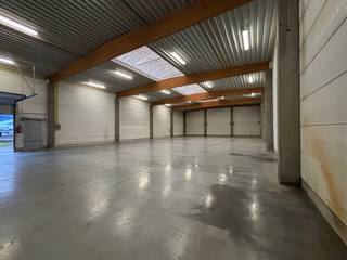 <p><span>Gelegen in het </span><span>industriepark van Erpe-Mere</span><span>, op een </span><span>strategische en vlot bereikbare locatie</span><span> in de </span><span>Joseph Cardijnstraat 32</span><span>, bevindt zich dit functionele magazijn met een oppervlakte van ongeveer </span><span>410 m²</span><span>. De ligging binnen het industriepark biedt een </span><span>professionele omgeving</span><span> en een </span><span>uitstekende ontsluiting</span><span> naar de belangrijkste invalswegen en omliggende gemeenten.</span></p><p><span>Het magazijn beschikt over een </span><span>stapelhoogte tot circa 6 meter</span><span>, wat ruime mogelijkheden biedt voor efficiënte opslag. De ruimte is afgewerkt met een </span><span>duurzame betonnen gietvloer</span><span>, is </span><span>niet </span><span>voorzien van verwarming</span><span>, </span><span>elektriciteit is wel aanwezig</span><span>. De toegang verloopt zowel via een </span><span>praktische poort</span><span> als via een </span><span>aparte toegangsdeur</span><span>, wat zorgt voor een vlotte logistieke circulatie.</span></p><p><span>Naast het magazijn is er </span><span>mogelijkheid tot het parkeren van vijf wagens achter elkaar</span><span>, wat het gebruiksgemak aanzienlijk verhoogt. Dit pand leent zich bijzonder goed voor </span><span>bedrijven of ondernemers die op zoek zijn naar een praktische en goed bereikbare stockageruimte</span><span> binnen een professioneel industriepark.</span></p><p><span>- Onroerende voorheffing bedraagt 2000 euro/ jaar </span></p><p><span>- Onderhoud terrein 1000 euro op jaarbasis </span></p><p><span>- Kost elektriciteit en water</span></p><p><span>- Beschikbaar vanaf 1/02/2026</span></p><p><span> </span></p><p><span> </span></p>