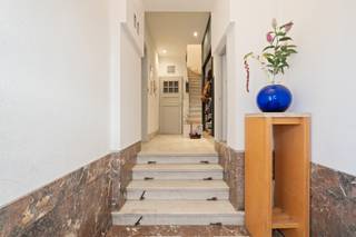 <p>In de Goudbloemstraat, verscholen in een levendige en steeds populairder buurt van Antwerpen, wacht een huis dat meer is dan bakstenen alleen. Hier leef je mee met de stad, maar geniet je tegelijk van rust. Openbaar vervoer, winkels, scholen, het ziekenhuis én Park Spoor Noord bevinden zich allemaal op een steenworp afstand — moeiteloos wonen, elke dag opnieuw.<br /><br />Achter de gevel ontvouwt zich een uitzonderlijk ruime woning, klaar om haar volgende verhaal te schrijven. De lichtrijke woonkamer nodigt uit tot lange avonden met familie en vrienden, terwijl de volledig uitgeruste keuken het hart van het huis vormt — een plek waar gekookt, gepraat en geleefd wordt. Dankzij de royale indeling zijn de mogelijkheden eindeloos: een warm nest voor een groot gezin, een slimme co-housingoplossing of een combinatie van wonen en werken onder één dak.<br /><br />Op de eerste verdieping zijn er twee ruime slaapkamers, een praktische wasplaats en een ruime badkamer. Op de tweede verdieping zijn nog veel mogelijkheden, tot het creëren van maar liefst drie tot vier slaapkamers met een extra badkamer. <br /><br />En dan is er nog die zeldzame stadstuin van 10m². Een onverwachte oase in de stad, waar je op een zomerse avond even de wereld vertraagt, een boek leest of geniet van een glas wijn. Tot slot is er nog een ruime kelder.<br /><br />Dit is geen standaardwoning. Dit is een plek met karakter, ruimte en potentieel — een thuis die meegroeit met jouw leven, op een toplocatie in Antwerpen.<br /><br />Neem vandaag nog contact op voor een bezoek.</p>

<p>JOUW DROOMHUIS. ZO GEVONDEN!</p>