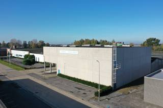 Het bedrijfsgebouw omvat een modern nieuwbouwmagazijn (2015) met twee verdiepingen: 806 m² op het gelijkvloers en 1.004 m² op de eerste verdieping. Het pand is centraal gelegen in de industriezone aan de Industrielaan in Deinze, wat zorgt voor een uitstekende bereikbaarheid.<br /><br />Het magazijn is opgetrokken in een duurzame betonstructuur en uitgerust met hedendaagse faciliteiten, waaronder twee sectionaalpoorten, één laadkaai, een lift en een vrije hoogte van 4 meter per verdieping. Bovendien beschikt de site over een eigen elektriciteitscabine.<br /><br />Het magazijn wordt tijdelijk verhuurd voor +/- 2 jaar. <br /><br />Indien gewenst kan er extra magazijnruimte worden bijgehuurd of kantoorruimte. <br /><br />Meer informatie of een bezoek plannen?<br />Neem contact op met Henry Van Tornhout via +32 474 13 37 93 of per e-mail: henry@kmovastgoed.be.