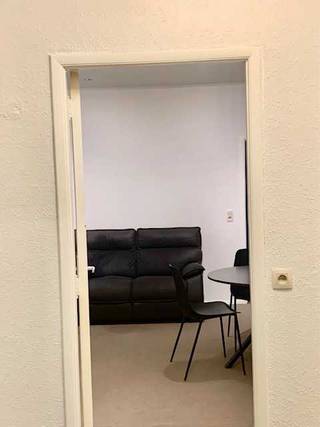 Charmant gelijkvloers 1-slaapkamerappartement in de gegeerde Harmoniewijk – Antwerpen<br /><br />In de rustige Harmoniewijk in Antwerpen bevindt zich dit achterliggend gelijkvloers appartement met één slaapkamer. <br />Het appartement beschikt over een praktische en logische indeling met afzonderlijke ruimtes, wat zorgt voor extra comfort en woonkwaliteit.<br /><br />Indeling:<br />-Inkomhal<br />-Aangename living<br />-Afzonderlijke keuken<br />-Badkamer<br />-Ruime slaapkamer<br /><br />De Harmoniewijk staat bekend om haar charmante straten, groene omgeving en centrale ligging. Bovendien is er een uitstekende verbinding met het openbaar vervoer, met directe toegang tot belangrijke knooppunten in de stad. Fietsstalling + ruime droge kelder inbegrepen<br /><br />Dit appartement is ideaal als:<br />starterswoning<br />pied-à-terre in de stad<br />interessante investering<br />