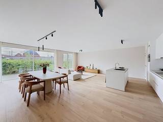 Dit prachtige, instapklare nieuwbouwappartement bevindt zich op een toplocatie vlak bij het bruisende centrum van Vichte, met alle voorzieningen, winkels en openbaar vervoer op wandelafstand. Het appartement biedt twee comfortabele slaapkamers en een lichtrijke leefruimte met open keuken. Geniet optimaal van de zon in de ruime, zuidgerichte tuin met terras. Er is een performante lucht-water warmtepomp en uitstekende isolatie voorzien, wat resulteert in een lage energiefactuur. Zoekt u een energiezuinig en hoogwaardig afgewerkt appartement? Dan is dit uw kans! INDELINGInkomhal - lichtrijke leefruimte met open keuken - zuidgerichte tuin met terras - berging - slaapkamer 1 - slaapkamer 2 - badkamerALGEMEEN- Autostaanplaats verplicht bij te kopen- Warmtepomp (lucht - water)- Ventilatie DDisclaimer: De AI-visualisaties zijn bedoeld als inspiratie. Er werd geen rekening gehouden met technische specificaties, stedenbouwkundige voorschriften of de concrete mogelijkheden tot realisatie.