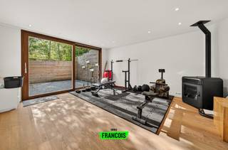 In de Tarwestraat vinden we deze verrassend ruime en volledig gerenoveerde bel-étagewoning terug. Een woning die niet alleen praktisch werd ingericht, maar ook bijzonder aangenaam aanvoelt dankzij het vele licht, de verschillende buitenruimtes en de slimme indeling over meerdere verdiepingen.<br /><br />☀️ De absolute eyecatcher? Het recent aangelegde dakterras met perfecte zuidwestoriëntatie. Een heerlijke plek waar u in alle privacy van de zon en het open uitzicht geniet tot ’s avonds laat. Samen met de twee bijkomende terrassen achteraan beschikt deze woning over uitzonderlijk veel buitenruimte die bovendien bijzonder onderhoudsvriendelijk werd aangelegd.<br /><br />🛋️ Binnenin werd gekozen voor een moderne en warme afwerking. De leefruimte met open keuken vormt het gezellige hart van de woning en sluit mooi aan op het terras aan de achterzijde. Grote raampartijen zorgen hier voor een aangename lichtinval doorheen de dag.<br /><br />🔥 Op het gelijkvloers zorgt de polyvalente ruimte met pelletkachel voor extra mogelijkheden: ideaal als hobbyruimte, bureau, extra zithoek of slaapkamer. Dankzij de inpandige garage, kelderruimte en meerdere bergmogelijkheden ontbreekt het hier bovendien niet aan praktisch comfort.<br /><br />🛏️ Met vier volwaardige kamers biedt deze woning meer dan voldoende plaats voor een gezin, thuiswerk of extra hobbyruimte. De badkamer werd uitgerust met zowel een bad als douche en ook aan comfort werd duidelijk gedacht.<br /><br />📍 De ligging maakt het plaatje compleet. Rustig wonen in Vogelzang, vlakbij winkels, scholen, recreatie en belangrijke uitvalswegen. De zeedijk bevindt zich op wandelafstand en ook het stadscentrum bereikt u in slechts enkele minuten met de fiets. Met een Mobiscore van 9,2/10 woont u hier op een locatie waar alles binnen handbereik ligt.<br /><br />✨ Een instapklare woning met karakter, ruimte en zon op een bijzonder gegeerde ligging. Minder weergeven<br /><br />
