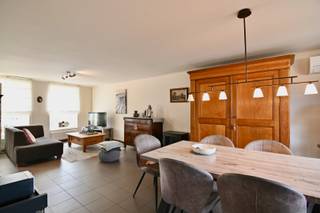 Ontdek dit charmante appartement, gelegen in een karaktervolle voormalige stadsboerderij, midden in de historische kern van Zoutleeuw. Dankzij de unieke ligging aan de Kleine Gete en op wandelafstand van winkels, horeca en voorzieningen, geniet u hier van een ideale combinatie van rust en bereikbaarheid. Het gebouw dateert van het begin van de 20e eeuw en werd in 2003 gerenoveerd met aandacht voor hedendaags comfort en modernere technieken.<br /><br />Via de gemeenschappelijke trappenhal betreedt u de privatieve inkomhal met apart gastentoilet. De lichtrijke leefruimte, voorzien van airconditioning vormt het hart van het appartement en omvat een gezellige zithoek, een eetplaats en een open geïnstalleerde keuken. Aansluitend bevindt zich een berging met aansluitingen voor wasmachine en droogkast, alsook de CV-installatie.<br /><br />Het grote raam met achterdeur zorgt voor een aangename lichtinval en biedt directe toegang tot het terras met open zicht en een privatief genotsrecht.<br /><br />Het nachtgedeelte bestaat uit een nachthal, twee volwaardige slaapkamers en een badkamer uitgerust met een douche-in-bad en een lavabomeubel.<br /><br />Met een beperkte opfrissing kan dit appartement volledig naar uw smaak worden ingericht en is het meteen instapklaar. Bovendien werd het pand in het verleden succesvol verhuurd, wat het ook bijzonder interessant maakt als investering. Er geldt geen energetische renovatieverplichting dankzij het D-label.<br /><br />Extra troef: het gelijkvloers appartement met autostaanplaats is tevens vrij van gebruik en kan als investering mee aangekocht worden aan dezelfde prijs, met andere woorden 430.000,- EUR voor het geheel.<br /><br />Bent u op zoek naar betaalbaar wonen of een interessante opbrengsteigendom op een topligging? Dan is dit een kans die u niet wilt missen.<br /><br />Contacteer ons vandaag nog op 011 70 70 19 voor een bezoek!