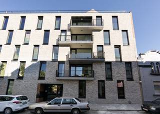 Prachtig nieuwbouwappartement met 1 ruime slaapkamer op rustige ligging binnen de Singel, nabij Zurenborg. <br />Het appartement is zeer mooi afgewerkt, beschikbaar vanaf 1 november. <br /><br />Indeling: <br />Leefruimte met open ingerichte keuken (voorzien van vaatwasser, combi-oven, koelkast met vriesvak, inductie kookvuur, dampkap). Bergruimte met aansluiting voor de wasmachine. Terras. Ruime slaapkamer. Mooie badkamer voorzien van grote inloopdouche, toilet en lavabomeubel.<br /><br />Bijzonderheden: <br />4e verdieping met lift. <br />Alle verbruik met eigen meters. Cv op gas, ramen met dubbele beglazing. <br />Maandelijkse kosten 40 euro voor onderhoud lift en gemene delen. <br />Ondergrondse autostaanplaats verplicht bij te huren aan 100 euro per maand. <br />Kelderberging, aparte fietsenberging.