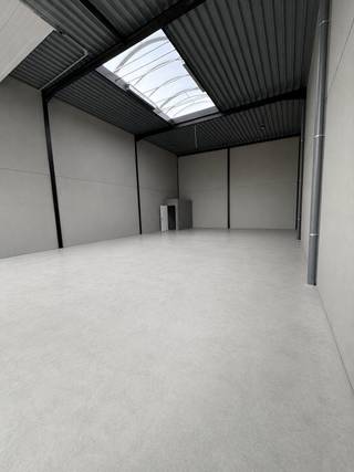 <p>Te huur te Elverdinge: bedrijfsunit in kmo park E-PARK in de Bedrijvenstraat, gelegen in de KMO-zone van Ieper, op een strategische locatie nabij invalswegen.</p>
<p> </p>
<p>Dit nieuwbouw handelspand (bouwjaar 2025) biedt een professionele uitstraling en is ideaal voor ondernemers die zichtbaarheid en bereikbaarheid belangrijk vinden. Gelegen in een drukke omgeving, midden in een bedrijvige KMO-zone, profiteert u van een constante stroom potentiële klanten en leveranciers. Dankzij de ligging vlak bij belangrijke invalswegen is uw zaak vlot bereikbaar voor zowel klanten als medewerkers.</p>
<p> </p>
<p>Belangrijkste ruimtes:<br />• Open commerciële ruimte met veel mogelijkheden voor inrichting<br />• 3 parkeerplaatsen voor klanten en personeel</p>
<p> </p>
<p>Troeven:<br />• Strategische ligging in KMO-zone<br />• Nieuwbouw met moderne uitstraling<br />• Uitstekende bereikbaarheid via invalswegen</p>
<p> </p>
<p>Neem vandaag nog contact op met uw ERA-makelaar voor een bezoek.</p>
<p> </p>
<p>JOUW DROOMHANDELSPAND. ZO GEVONDEN!</p>