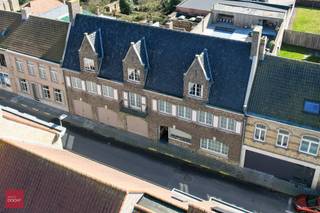 In 2012 volledig vernieuwd (Obumex) ruim herenhuis met veel mogelijkheden. Bestaande uit inkomhal, bureel, wachtplaats (winkeltje), living,...