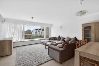 <p>Bent u op zoek naar een interessant investeringspand of een comfortabel appartement op een strategische ligging? Dan kan dit lichtrijke appartement op de eerste verdieping in Sint-Andries perfect aansluiten bij wat u zoekt. Gelegen op een boogscheut van het centrum van Brugge geniet u hier van een uitstekende bereikbaarheid in combinatie met een rustige woonomgeving.</p><p>Bij het betreden van het appartement komt u in de inkomhal met gastentoilet, waarna u doorloopt naar een ruime berging met wasplaats, wat zorgt voor extra praktisch comfort. De lichtrijke leefruimte vormt het hart van het appartement en sluit naadloos aan op de functionele keuken. De badkamer is uitgerust met een douche en een lavabo in meubel. Verder beschikt het appartement over twee volwaardige slaapkamers, waarvan één toegang biedt tot een aangenaam balkon.</p><p>Daarnaast zijn er nog een private kelderberging en een gemeenschappelijke fietsberging aanwezig. De ruime garage, inbegrepen in de verkoopprijs, vormt een duidelijke meerwaarde op deze locatie. Het appartement is momenteel verhuurd, wat het meteen interessant maakt voor wie op zoek is naar een investering met onmiddellijk rendement.</p><p></p><p>Bent u benieuwd of dit appartement binnen uw plannen past, zowel als investering of voor eigen bewoning op termijn?</p>