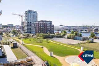 Op de hoek van de Victorialaan en de Fortstraat verrijst residentie Arcade, een luxueus woonproject met tijdloze architectuur. Dankzij de elegante vormgeving en stijlvolle verspringingen straalt dit gebouw pure klasse uit. Vanuit uw appartement geniet u van een adembenemend uitzicht op CentralPark@Sea, een unieke troef die elke dag opnieuw voor een instant vakantiegevoel zorgt. Dit appartement op de vijfde verdieping beschikt over twee ruime slaapkamers en werd afgewerkt met kwaliteitsvolle materialen, wat garant staat voor een hoge afwerkingsgraad en een instapklare woonervaring. Daarnaast beschikt het gebouw over een gemeenschappelijke fietsenberging, wat zorgt voor extra comfort en gemak. Laat u verleiden door de combinatie van stijlvol wonen en ultiem wooncomfort. Contacteer ons vandaag nog voor meer informatie of een bezoek aan deze exclusieve wooneenheid. Verkoop onder btw stelsel.<br />