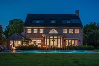 <p><span>Exclusieve villa met hoogwaardige afwerking op een rustige en residentiële ligging te Grobbendonk. </span></p><p><span> </span></p><p><span>Indeling</span></p><p><span>U betreedt de villa middels de centrale inkomhal met prachtige eiken trap naar de verdieping en een gastentoilet. Vanuit deze entreehal toegang naar garage, kelder, keuken en koele berging middels een dienstgang. Via een dubbele deur bereikt u de leefruimte met de centrale eetkamer en grote orangerie met vide als middelpunt van de woning. Ruime woonkamer met prachtige open haard en openslaande deuren naar tuin en terras. Tevens toegang vanuit de centrale eetkamer naar de luxe afgewerkte leefkeuken met eveneens toegang tot tuin en terras alsook een overdekt terras. Daarnaast beschikt de villa over een ruime bijkeuken/wasplaats en vestiairekamer alsook de eerder genoemde koele berging.</span></p><p><span> </span></p><p><span>Garage</span></p><p><span>De inpandige garage is zeer ruim en biedt eenvoudig ruimte aan twee wagens en bijkomende bergruimte. De garage is voorzien van automatische poorten. </span></p><p><span><br />Kelder</span></p><p><span>De villa is gedeeltelijk onderkelderd met bergruimte en technische ruimte alsook een mogelijke wijnkelder. </span></p><p><span> </span></p><p><span>1e Verdieping</span></p><p><span>Middels de statige trap bereikt u de eveneens indrukwekkende nachthal met gastentoilet. Vanuit deze nachthal heeft u toegang tot een ruime mastersuite bestaande uit een royale slaapkamer met prachtig zicht op de tuin, een ingerichte dressingkamer en een ruime luxe afgewerkte badkamer. Nog twee zeer ruime slaapkamers en een tweede badkamer. </span></p><p><span> </span></p><p><span>2e Verdieping</span></p><p><span>Middels een vaste trap bereikt u een grote polyvalente ruimte welke deels is afgewerkt en reeds werd voorzien van ingemaakte bergkasten. Deze tweede verdieping bestaat uit een grote open ruimte alsook een tweede grote kamer welke kan worden ingericht als gastenkamer of ruimte voor inwonend personeel. </span></p><p><span> </span></p><p><span>Tuin en buitenruimtes</span></p><p><span>De ruime tuin biedt u veel rust en privacy alsook een zeer gunstige zonligging. Aan de achterzijde van de woning bevinden zich meerdere terrassen waaronder een overdekt terras. Er is een prachtig zwembad aangelegd welke is verwarmd en voorzien van een automatisch rolluik. Achteraan op het perceel is reeds een poolhouse aanwezig en zijn mogelijkheden tot het uitbreiden van dit poolhouse tot een polyvalent bijgebouw. </span></p><p><span> </span></p><p><span>Bijzonderheden</span></p><p><span>Deze villa werd gebouwd in 2001 en werd zeer recent volledig gerenoveerd en afgewerkt op een zeer hoog niveau. De woning is uitgerust met domotica, zonnepanelen, opnieuw aangelegde tuin met verlichting, beregening etc. Zowel op technisch als esthetisch gebied werden steeds de beste materialen gekozen. De ruime tweede verdieping biedt u mogelijkheden voor bijkomende slaapkamers of hobbyruimte. Het poolhouse biedt u ook diverse mogelijkheden. CV installatie met warmtepomp, EPC label A!</span></p><p><span>Enkel een bezoek ter plaatse kan u de kwaliteit van dit eigendom laten ervaren. </span></p><p><span>Meer informatie via ons kantoor.</span></p><p><span> </span></p>