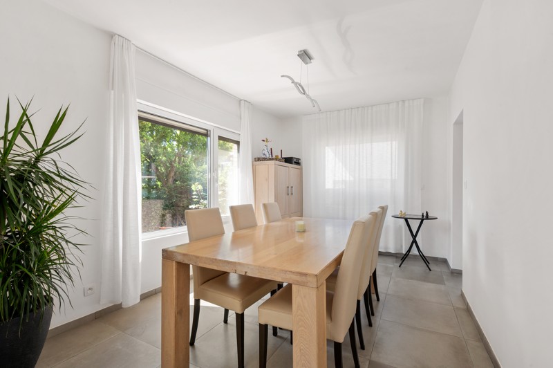 Gerenoveerde gezinswoning (°2024) met 4 slaapkamers, inpandige garage en zonnige tuin - foto 4