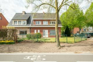EERSTE KIJKDAG OP AFSPRAAK VOORZIEN OP WOENSDAG 13 MEI<br /><br />Meer info, foto’s en volledige beschrijving zijn terug te vinden op onze website: www.kop.immo<br />Ontdek daar alle details van deze woning en vraag ook vrijblijvend uw gratis schatting aan.<br /><br />In het rustige Achterbroek (Kalmthout) bevindt zich deze ruime halfopen woning op een hoekperceel van 535 m², gelegen in een aangename fietsstraat. De woning biedt een solide basis en veel potentieel voor wie op zoek is naar ruimte en de mogelijkheid om naar eigen smaak te moderniseren.<br /><br />Op het gelijkvloers vind je een inkomhal, een ruime leefruimte met salon en eetplaats voorzien van open haard, een keuken met aansluitende berging/technische ruimte (met toegang tot de kelder), een badkamer en een apart toilet.<br /><br />De verdieping beschikt over maar liefst vijf slaapkamers en een opbergzolder.<br /><br />Buiten geniet je van een mooi aangelegde, west georiënteerde tuin en een oprit langs de zijkant naar de aparte garage.<br /><br />Een ruime gezinswoning op een rustige locatie met tal van mogelijkheden.