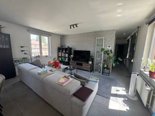 Appartement te huur in Dendermonde<br /><br />Ben je op zoek naar een instapklaar appartement met veel ruimte ? Dan is dit prachtige appartement precies wat je zoekt!<br /><br />Dit appartement beschikt over:<br /><br />2 ruime slaapkamers en Dichtbij het centrum van Dendermonde, volledig geinstalleerde keuken, mooie leefruimte met veel lichtinval.<br /><br />Gelegen dichtbij winkels, scholen, openbaar vervoer en op vlotte afstand van het centrum en belangrijke invalswegen.<br /><br />Extra troeven: Energiezuinig, volledig geschilderd en instapklaar, <br /><br />Interesse? Neem vandaag nog contact op voor een bezoek op 0492/82.50.00: Jerko