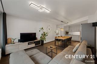 <p>Wij bieden u een interessant goed gelegen appartement namelijk net buiten de ring van Leuven. Op minder dan 5 minuten fietsen zit je in de bruisende binnenstad! Ook het openbaar vervoer en het station van Heverlee kan je op wandelafstand vinden. Verder is Heverlee een super fijne buurt om te wonen met een gezellige Zondagsmarkt. Supermarkten, bloemwinkels, restaurants en boutiques… allen in de korte omgeving. Het appartement heeft een label B en door het 3 dubbel hoogrendementsglas kan je genieten van absolute geluidsrust. <br /><br />Dit twee slaapkamer appartement zelf is gelegen op de gelijkvloerse verdieping van het gebouw en volledig instapklaar. Bijkomend is er een zeer ruim terras waarop je aangenaam zal kunnen vertoeven. Inbegrepen in de vraagprijs is een ondergrondse autostaanplaats alsook een kelderberging. <br /><br /><span><strong>Interesse in een bezoek ter plaatse of gewoonweg meer informatie? Dat kan! Contacteer onze vastgoedmakelaar Jacky: jacky@connect-immo.be - 0495 53 46 49</strong></span><br />WG-Gdv-Gvkr-Gvv</p>