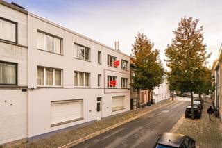 <p><span>Instapklaar 1 slaapkamer appartement van 73 m² in Mechelen.</span></p><p><span>Dit gezellige appartement van 73 m² bevindt zich op de 1ste verdieping van een kleinschalig, goed onderhouden gebouw in Mechelen. Dankzij de centrale ligging zijn winkels, openbaar vervoer en tal van voorzieningen vlot bereikbaar.</span></p><p><span>De ruime inkomhal geeft toegang tot alle vertrekken. Rechts bevindt zich de aangename leefruimte, waar grote raampartijen zorgen voor veel natuurlijk licht en elegante details extra karakter toevoegen.</span></p><p><span>Links van de inkomhal liggen de slaapkamer met extra opbergruimte en de keuken. Aansluitend op de keuken bevindt zich een klein, overdekt terras met een ingemaakte kast. De badkamer is uitgerust met een toilet, lavabomeubel, douche en aansluiting voor een wasmachine.</span></p><p><span>Naast het appartement is er een afzonderlijke berging, bereikbaar via de gemeenschappelijke hal. Deze ruimte is ideaal als vestiaire of extra opbergruimte. In de gemeenschappelijke inkomhal is bovendien plaats om één fiets te stallen.</span></p><p><span>Ook aan het gebouw werden al belangrijke werken uitgevoerd. Het platte dak werd vernieuwd en in 2025 werd de voorgevel geïsoleerd en afgewerkt met crepi. Deze gevelwerken zijn nog niet opgenomen in het huidige EPC-attest.</span></p><p><span>Een mooie kans voor wie een een gezellige thuis wil maken, of voor wie op zoek is naar een investering in Mechelen.</span></p><p><span> </span></p>