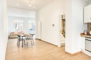 Welkom in deze smaakvol totaal <strong>gerenoveerde gezinswoning,</strong> gelegen op een <strong>centrale en vlot bereikbare locatie</strong> in Burcht.<br />Achter de vernieuwde gevel schuilt een woning waar comfort, licht en functionaliteit centraal staan.<br /><br />Bij het binnenkomen <strong>via de inkomhal (6,5 m²) </strong>word je meteen verwelkomd in de ruime, <strong>lichtrijke leefruimte. De woonkamer (25,1 m²) en eetplaats (15 m²) </strong>lopen harmonieus in elkaar over en creëren een aangenaam open gevoel.<br /><br />De volledig <strong>uitgeruste keuken (10,2 m²) </strong>sluit naadloos aan en biedt zicht op de onderhoudsvriendelijke <strong>stadstuin (14 m²) </strong>— een gezellige buitenruimte waar je in alle privacy kan genieten.<br /><br />Op het gelijkvloers bevindt zich een moderne badkamer (4,8 m²), afgewerkt met kwalitatieve materialen en voorzien van een stijlvolle inloopdouche.<br />De eerste verdieping <strong>omvat drie volwaardige slaapkamers (13,2 m² – 14,3 m² – 9,5 m²)</strong>, een praktische <strong>dressing (2,2 m²) </strong>en een tweede, <strong>ruime badkamer (8,5 m²) </strong>met dubbele lavabo, douche én ligbad — een absolute meerwaarde voor gezinnen.<br /><br />Onder het dak <strong>bevindt zich de royale master bedroom (21 m²), </strong>een rustige en private plek die perfect dienst kan doen als ouderlijke suite.<br /><br />Deze woning werd volledig gestript en vernieuwd, inclusief elektriciteit, sanitair en verwarmingsinstallatie.<br />De elektrische installatie is conform gekeurd en dankzij de doordachte renovatie geniet u van hedendaags wooncomfort zonder zorgen.<br />Een extra berging vervolledigt het geheel.<br /><br /><u><strong>Technische kenmerken:</strong></u><br />– EPC: 158 kWh/m²jaar – Label B<br />– G- &amp; P-score: C – C<br />– Stedenbouwkundige inlichtingen: Wg – Vg – Gvv – Gmo – Gvkr<br />– Geen renovatieverplichting<br /><br /><strong>Instapklaar, energiezuinig en perfect voor wie zorgeloos wil wonen op een centrale ligging.</strong><br /><br />Voelt u het al kriebelen? Ons M3-team ontvangt u graag voor een persoonlijke rondleiding.<br /><strong>Bel ons vandaag nog op 03 369 70 33 en ontdek deze woning zelf.</strong><br /> 