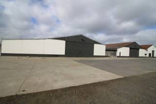 Grote opslagruimte gelegen in Handzame met vlotte bereikbaarheid naar Roeselare - Diksmuide, +/- 600 m².*Geïsoleerd dak*grote poort (hoogte 4m20)De...