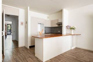 <h3><span>1-slaapkamerappartement met zonnig terras</span></h3><p><span>Op zoek naar een appartement op een centrale ligging in Schoten? Dan is dit appartement op de </span><span>eerste verdieping </span><span>zeker een bezoek waard.</span></p><p><span>Via de </span><span>lift </span><span>bereikt u dit appartement van ca. </span><span>80 m²</span><span>, waar een ruime leefruimte met grote raampartijen meteen in het oog springt. De open, ingerichte keuken sluit mooi aan op de woonkamer en beschikt bovendien over een praktische berging.</span></p><p><span>Verder vindt u een </span><span>ruime slaapkamer</span><span> met rechtstreekse toegang tot het </span><span>zuidgerichte terras</span><span>, een moderne badkamer met inloopdouche en aansluiting voor wasmachine en een apart toilet.</span></p><p><span>Dankzij de centrale ligging bevinden winkels, openbaar vervoer, scholen en belangrijke invalswegen zich op wandelafstand. Hierdoor is dit appartement ideaal als eigen woonst of als investering.</span></p><p><span>Extra troeven:</span></p><ul><li><span>Eerste verdieping bereikbaar met lift </span></li><li><span>Ruime en lichte leefruimte </span></li><li><span>Zuidgericht terras aan de slaapkamer </span></li><li><span>Moderne badkamer </span></li><li><span>Privatieve kelderberging </span></li><li><span>EPC-label C</span><span> </span></li><li><span>Asbestveilig</span><span> </span></li><li><span>Gunstige, centrale ligging nabij winkels en openbaar vervoer </span></li></ul><p><span> </span></p><p><span>Interesse? Contacteer </span><span>Verlimmo</span><span> voor meer informatie of een bezoek ter plaatse.</span></p><p><span>*De vermelde bewoonbare oppervlakte is gebaseerd op de bruikbare vloeroppervlakte zoals vermeld op het EPC-verslag</span></p><p><span> </span></p>