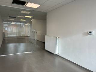 Kruisem: gelijkvloerse handels- of kantoorruimte te huur op een commerciële locatie.Deze handelsruimte is commercieel zeer goed gelegen, dichtbij het...