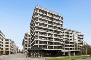 <p>Situés au cœur du Quartier Européen, nous proposons plusieurs emplacements de parking souterrains dans la Résidence Livingstone, Avenue Livingstone 6 à Bruxelles.</p>
<p>À proximité immédiate des institutions européennes, de la Rue de la Loi, de Schuman et de la station de métro Maelbeek, ces emplacements constituent une excellente opportunité d’investissement ou une solution pratique pour un usage personnel.</p>
<p><strong>Atouts</strong></p>
<ul>
<li>Situation privilégiée dans le Quartier Européen</li>
<li>Accès facile aux principaux axes routiers</li>
<li>Convient pour investissement ou usage personnel</li>
<li>Forte demande locative</li>
<li>Immeuble sécurisé et bien entretenu</li>
<li>Plusieurs emplacements disponibles</li>
</ul>
<p><strong>Prix demandé : 29.000 € par emplacement</strong></p>
<p>Contactez-nous pour plus d'informations ou pour connaître les disponibilités.</p>