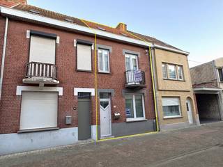 Maison mitoyenne dans une rue calme du centre, à proximité du marché et des transports en commun, à distance de marche de la plage.<br /><br />Salon avec salle à manger attenante, cuisine équipée avec véranda, 4 chambres à coucher, salle de bains avec baignoire, lavabo et toilette, jardin avec abri de jardin et un grand garage dans la rue arrière avec buanderie.<br /><br />Installation électrique conforme - Chaudière à condensation au gaz.<br />Label PEB D - 374 kWh/m²