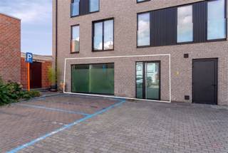 <p><span>Op zoek naar een professionele, instapklare ruimte voor jouw praktijk, kantoor of onderneming? Dit recente moderne handelspand gelegen nabij het centrum van</span><span> </span><span>Anzegem, biedt een uitstekende combinatie van comfort, functionaliteit en een verzorgde uitstraling.</span></p><p><span>Het pand geniet bovendien van een uitstekende bereikbaarheid, zowel richting het centrum van Anzegem als richting Waregem en de E17. Een vlot bereikbare locatie voor zowel klanten, patiënten als medewerkers. </span></p><p><span>Het pand werd door de huidige, eerste eigenaars met veel zorg volledig ingericht en afgewerkt. Met een bruto vloeroppervlakte van </span><span>124 m²</span><span> beschik je over een ruime en veelzijdige werkplek, die momenteel ingericht is als </span><span>kinesitherapiepraktijk</span><span>, maar ook eenvoudig kan worden heringericht voor tal van andere vrije beroepen, kantoren of dienstverlenende activiteiten.</span></p><p><span>Dankzij de reeds aanwezige inrichting en technische voorzieningen kan u hier bijzonder vlot van start. </span></p><p><span>TROEVEN</span></p><p><span>- 124 m² bruto vloeroppervlakte met tal van mogelijkheden<br />- vlotte bereikbaarheid <br />- voldoende parkeergelegenheid<br />- onmiddellijk beschikbaar bij akte<br />- energiezuinig (label B) - verwarming op aardgas<br />- voorzien van ventilatie type D, domotica en alarmsysteem<br />- aansluiting voor airconditioning aanwezig</span></p><p><span> </span></p><p><span>HUIDIGE INDELING</span></p><p><span>Ruime wachtzaal - toilet - sportruimte - 2 afzonderlijke behandelruimtes - keuken en bureau met ingebouwde kasten - technische ruimte. </span></p><p><span> </span></p><p><span>Een mooie opportuniteit voor wie op zoek is naar een moderne, volledig afgewerkte en instapklare professionele ruimte op een goed bereikbare locatie in Anzegem. </span></p><p><span> </span></p><p><span>Laat u inspireren door de veelzijdigheid van dit pand en plan vandaag nog jouw vrijblijvend bezoek met Ellen op het nummer 0474 86 04 52 of via ellen@heritagevastgoed.be.</span></p><p><span> </span></p><p><span>Info:</span></p><p><span>- Vanafprijs 399.000 euro</span></p><p><span>- EPC: label B</span></p><p><span>- Stedenbouw: Vg - Wg - Gmo - Gvkr - Gvv</span></p><p><span>- Watertoets: perceelscore A | gebouwscore A</span></p><p><span> </span></p><p><span> </span></p><p><span> </span></p>