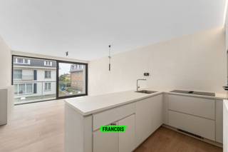 Dit volledig gerenoveerde appartement bevindt zich in de aangename strandwijk van Zeebrugge en werd in 2026 tot in de puntjes afgewerkt. Dankzij de recente renovatie geniet je hier van hedendaags wooncomfort, kwalitatieve materialen en een instapklare afwerking op een mooie locatie vlak bij zee.<br /><br />Bij het binnenkomen kom je via de inkomhal met ingebouwde vestiairekast terecht in een lichtrijke leefruimte die via een groot, vernieuwd schuifraam toegang biedt tot het balkon. De open leefruimte sluit mooi aan op de volledig ingerichte keuken met kookeiland, wat zorgt voor een moderne en gezellige woonbeleving. <br /><br />Het appartement beschikt over drie slaapkamers, waarvan twee geschikt zijn voor het plaatsen van een dubbel bed. De derde, kleinere kamer is ideaal als kinderslaapkamer, bureau of dressing. <br /><br />Verder beschikt het appartement over een stijlvolle badkamer met inloopdouche en aansluitingen voor een wasmachine en droogkast. Ook het gebouw biedt extra comfort dankzij een gemeenschappelijke fietsenberging en een privatieve kelderberging.<br /><br />Met zijn volledige renovatie, kwalitatieve afwerking, drie slaapkamers en ligging in de strandwijk van Zeebrugge is dit appartement een uitstekende keuze als vaste woonst, tweede verblijf of investering aan de kust.<br /><br />Ter info, de meubels werden bijgeplaatst met AI. De afwerking is in de realiteit dezelfde. <br /><br />
