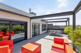 Nabij de Sint-Michielskerk vinden we deze prachtige penthouse terug. De penthouse beschikt over een totale grondoppervlakte 151m²met een subliem, zuidwest gericht terras van maar liefst 46m².en is volledig instapklaar en afgewerkt met kwalitatieve materialen.GROTE TROEVEN:- aangesloten op het warmte net- mogelijkheid om individuele zonnepanelen te plaatsen Indeling van het appartement:- inkomhal met gastentoilet- ruime berging/wasplaats- woonkamer met zit - en eetplaats- open keuken met alle toestellen - 2 slaapkamers- badkamer met lavabo & douche- ruim terrasStaanplaats en berging mee aan te kopenTroeven:- volledige privacy- rustig (geen straatlawaai)- gans de dag zon (ZW ligging)- luxe terras met fenomenale vergezichten- 4 gevels (geen directe buren en geen inkijk)- recentelijk gerenoveerd en volledig instapklaar- goeie verbindingswegen (R32 vlakbij)Wil je een afspraak vastleggen of wens je meer info over dit appartement te Roeselare? Neem dan contact met Jeroen Taillieu - 0493 25 14 33 of via jeroen.taillieu@dewaele.comBestuursmaatregelen in het maatregelenregister: nee