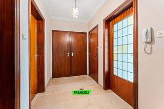 Op een centrale ligging langs de Westlaan bevindt zich dit verzorgd appartement op de eerste verdieping met een bewoonbare oppervlakte van 81 m². Dankzij de vlotte bereikbaarheid, nabijheid van winkels, openbaar vervoer en het centrum van Roeselare vormt dit appartement de ideale uitvalsbasis voor zowel eigen bewoning als investering.<br /><br />Het appartement verwelkomt u via een ruime inkomhal met ingemaakte kasten. De lichtrijke leefruimte geniet van grote raampartijen en biedt voldoende plaats voor een gezellige zithoek en eetplaats. De authentieke elementen gecombineerd met de neutrale afwerking zorgen voor een aangename en tijdloze uitstraling.<br /><br />Aansluitend bevindt zich de praktische keuken, uitgerust met onder andere een kookplaat, oven, dampkap, spoelbak en voldoende kastruimte.<br /><br />Verder beschikt het appartement over twee volwaardige slaapkamers met warme parketvloer en een functionele badkamer voorzien van douche, lavabo en toilet.<br /><br />Extra comfort wordt gegarandeerd dankzij de aanwezigheid van een traplift in het gebouw, wat het appartement extra toegankelijk maakt voor jong en oud.<br /><br />Daarnaast geniet u nog van een gemeenschappelijke fietsenberging, een gemeenschappelijke vuilnisberging, een gevloerde kelder en veel natuurlijke lichtinval in het appartement.<br /><br />Bent u op zoek naar een verzorgd appartement op een uitstekende ligging in Roeselare? Neem vandaag nog contact op voor een bezoek ter plaatse.<br /><br />